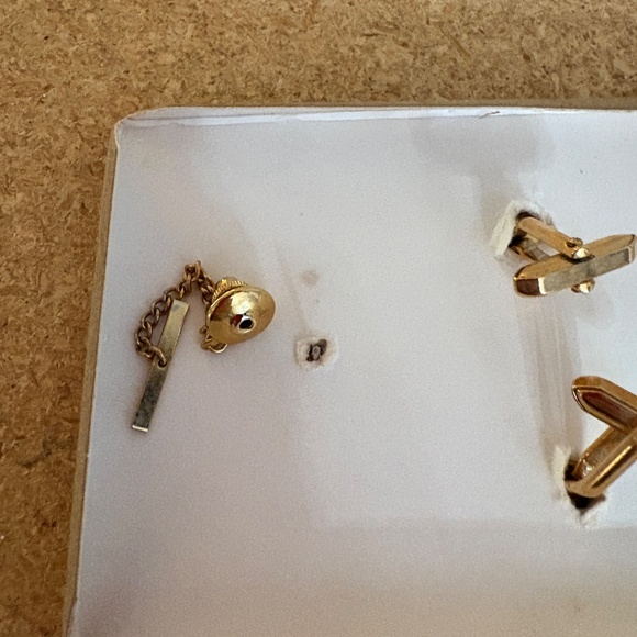 Vintage Men's Cuff Links and Tie Tack Set - Green Finish and gold tone - Picture 10 of 12